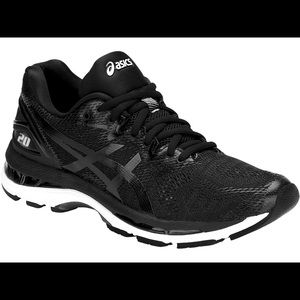 ASICS Women’s Gel Nimbus 20, size 5 sneaker, Black